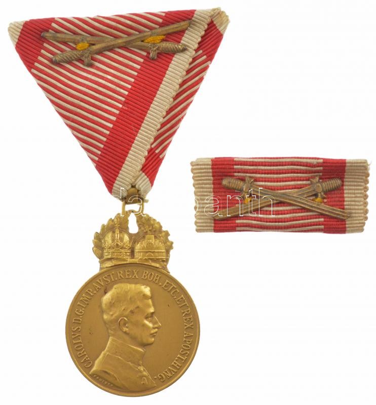 1917. 'Károly Bronz Katonai Érdemérem a katonai érdemkereszt szalagján, kardokkal' aranyozott bronz kitüntetés, eredeti mellszalaggal, 'BRONZE' jelzéssel a peremen, szalagsávval. Szign.: Kautsch T:1- ph. / Hungary 1917. 'Bronze Militarty