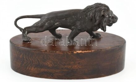 Bronz oroszlán fa alapon 16x11 cm