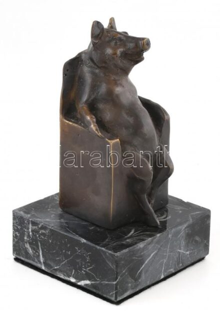 Napoleon Állatfarm fő disznó bronz szobor. Bronz, márvány alapon. 15 cm