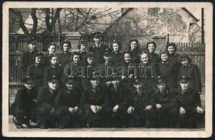 cca 1950 Vasutasok csoportképe, fotó, 9×14 cm