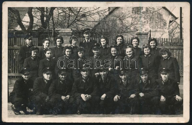 cca 1950 Vasutasok csoportképe, fotó, 9×14 cm