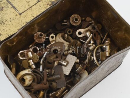 Régi felhúzókulcsok (vekkerhez, stb.), kopott régi fémdobozban, 13x9x8,5 cm