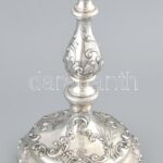 Ezüst (Ag) neorokokó gyertyatartó, nemesi koronás monogrammal, jelzett, hibátlan, nettó: 610 g, m: 33,5 cm