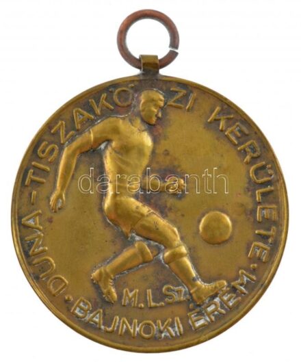 1941-1942. 'M. L. Sz. (Magyar Labdarúgó Szövetség) Duna-Tiszaközi Kerülete - Bajnoki Érem' kétoldalas fém díjérem füllel, hátoldalán gravírozva. Az érmet a VI. osztálynak megfelelő Duna-Tiszaközi kerület III. osztályú