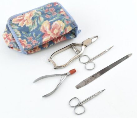 2 db csipesz, 2 db körömvágó olló, 1 db Figaro reszelő, cipzáros vászon szütyőben