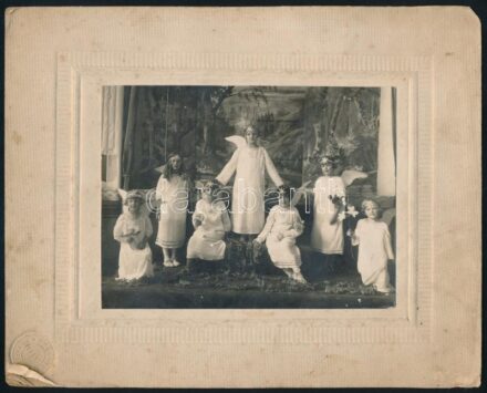 1929 Kislányok angyal jelmezben, kartonra kasírozott fotó, 11×14 cm