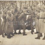 1916 Osztrák-magyar katonák mutogatnak. Humoros fotólap