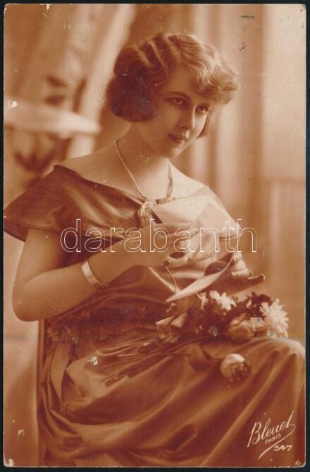 1926 Nő levéllel, Beléuel Paris fotólap, hátoldalon a bélyeget eltávolították az alatta lévő üzenet miatt, felületi sérülésekkel, 13,5×8,5 cm