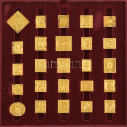 DN 'A világ első bélyegei' 76db-os, majdnem teljes (1db hiányzik!) jelzett, aranyozott Ag bélyegérem szett bordó színű műbőr borítású albumban, külön műbőr tokban a hozzájuk tartozó tanúsítványokkal és egy lupéval.