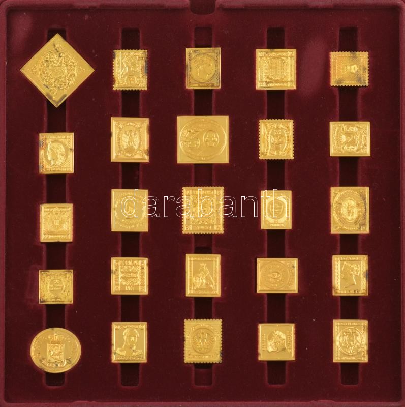 DN 'A világ első bélyegei' 76db-os, majdnem teljes (1db hiányzik!) jelzett, aranyozott Ag bélyegérem szett bordó színű műbőr borítású albumban, külön műbőr tokban a hozzájuk tartozó tanúsítványokkal és egy lupéval.