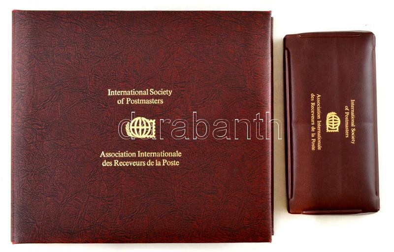 DN 'A világ első bélyegei' 76db-os, majdnem teljes (1db hiányzik!) jelzett, aranyozott Ag bélyegérem szett bordó színű műbőr borítású albumban, külön műbőr tokban a hozzájuk tartozó tanúsítványokkal és egy lupéval. - Image 4