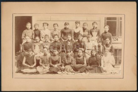 cca 1900 Leányiskola növendékei, jó állapotú keményhátú fotó, 17x25 cm