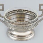Art Deco kínáló, fém, üvegbetéttel, jelzés nélkül, kopott, m: 17,5 cm