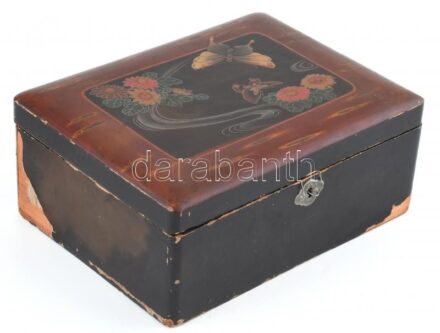 Régi keleti doboz, kopott, nagyobb sérülésekkel, 18x25 cm