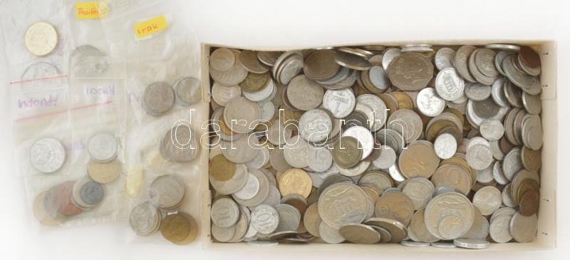 Vegyes, nagyrészt magyar és külföldi érmékből álló tétel ~2kg-os súlyban, közte forgalmi emlékpénzek és Fülöp Zoltán (1951-) 1986. 'Hungaroring - Forma-1 Első Magyarországi Grand Prix' fém emlékérem (32mm) T:vegyes Mixed,