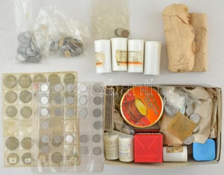 Vegyes, magyar és külföldi érmékből álló, cipősdoboznyi tétel (br. 3kg) T:vegyes