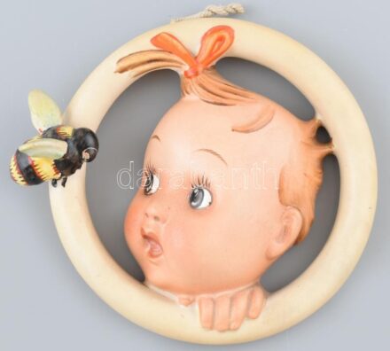 Goebel/Hummel falikép, kislány méhecskével, kézzel festett kerámia, jelzett, minimális kopásokkal, d: 14,5 cm