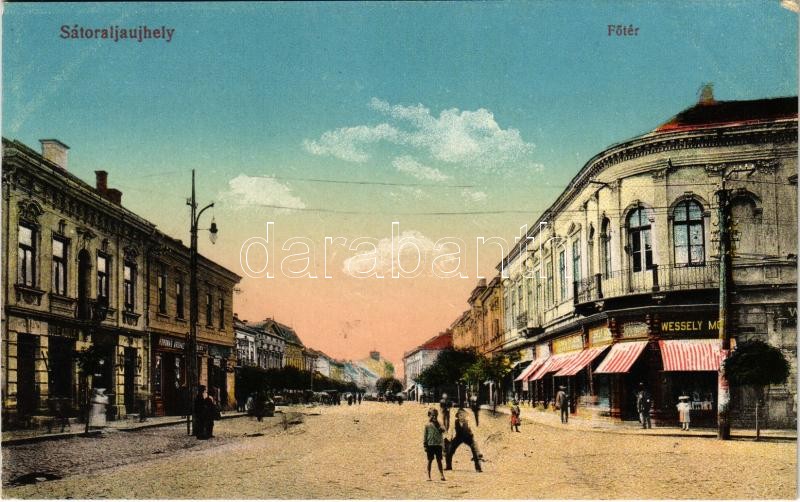 Sátoraljaújhely, Fő tér, Wessely üzlete, gyógyszertár, Koronás áruház. Vasúti levelezőlapárusítás 15. sz. 1916. (EK)