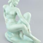Komlós art deco női akt, mázas kerámia, jelzett, nyakánál restaurált, m: 26,5 cm