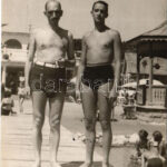 1941 Balatonalmádi, Fövenyfürdő, strand, nyaraló férfiak korabeli fürdőnadrágban. photo