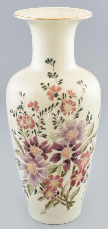 Zsolnay virág mintás porcelán váza. Kézzel festett, jelzett (Szikora Mária), mázrepedésekkel m:27 cm