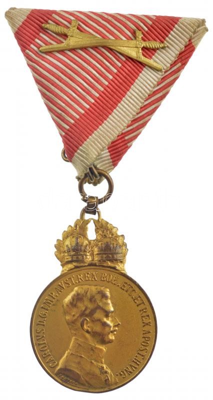 1917. 'Károly Bronz Katonai Érdemérem a katonai érdemkereszt szalagján, kardokkal' aranyozott bronz kitüntetés, eredeti, de sérült mellszalaggal, 'BRONZE' jelzéssel a peremen. Szign.: Kautsch T:1-,2 kissé kopott aranyozás, ph. Hungary