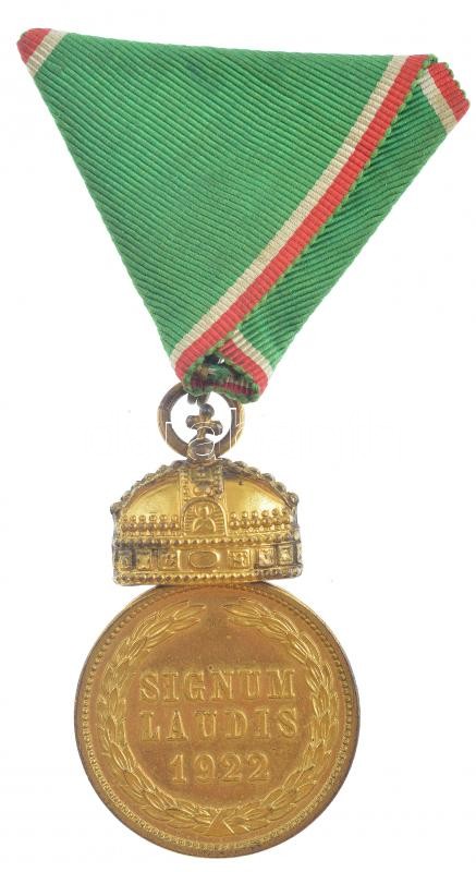 1922. 'Magyar Koronás Bronzérem vörös-fehér szegélyezésű szalagon (katonai tagozat)' aranyozott, peremén jelzett bronz kitüntetés T:2 kicsit kopott aranyozás / Hungary 1922. 'Hungarian Bronze Medal with the Holy Crown with red and white