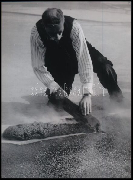 cca 1938 Gaál Margit budapesti fotóművész hagyatékából 1 db mai nagyítás (Útjavító munkás), 24x17,7 cm