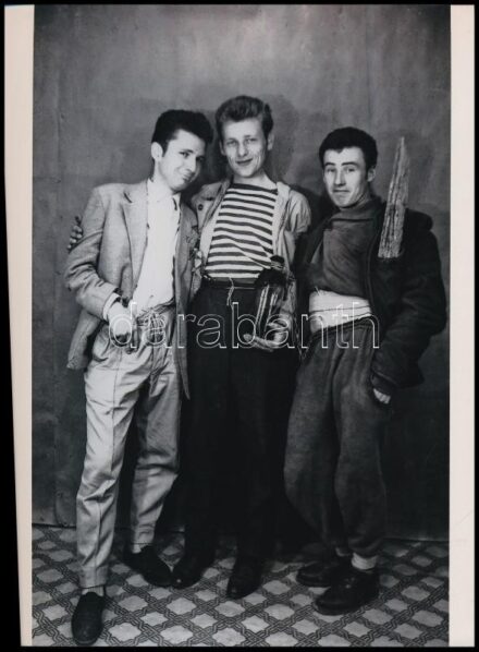 cca 1953 Csongrád, külvárosi apacs legények vasárnap délelőtt, Hajdú János fényképész műtermében, 1 db mai nagyítás, 24x17,7 cm