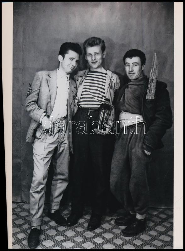 cca 1953 Csongrád, külvárosi apacs legények vasárnap délelőtt, Hajdú János fényképész műtermében, 1 db mai nagyítás, 24x17,7 cm