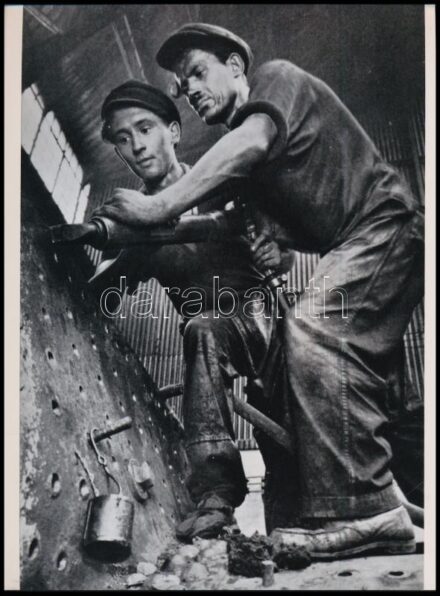 cca 1954 Szocreál propaganda fotó munkásokról, Botta Ferenc (1919-1968) budapesti fotóriporter és fotóművész hagyatékából 1 db mai nagyítás, 24x17,7 cm