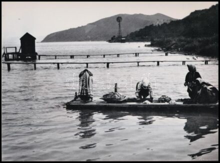 cca 1924 Közösségi mosoda a Balatonnál, Kerny István (1879-1963) budapesti fotóművész hagyatékából 1 db mai nagyítás, 17,7x24 cm