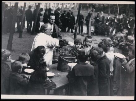 cca 1930 Budapest, Róbert bácsi ingyenkonyhája, korabeli felvétel mai nagyítása, 17,7x24 cm