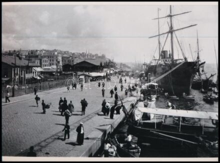 cca 1880 Törökország, Isztambul, kikötő, korabeli felvétel mai nagyítása, 17,7x24 cm