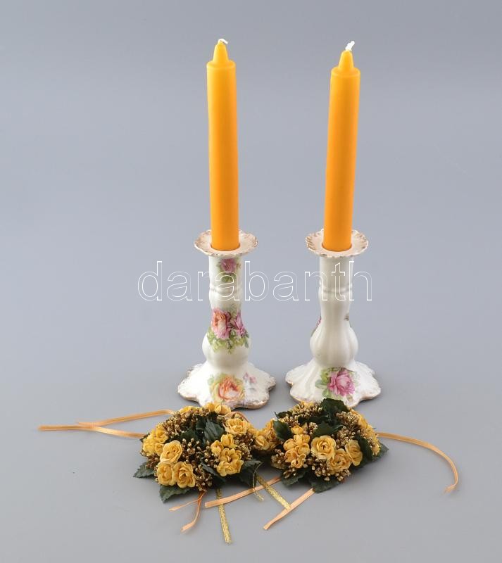 2 db virágmintás porcelán gyertyatartó, jelzés nélkül, kopott, m: 14 cm + 2 db művirágos gyertyagyűrű + 2 db gyertya