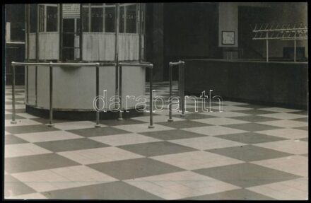 cca 1930 Mozi (?) előcsarnok, 1 db jelzés nélküli vintage fotó, ezüst zselatinos fotópapíron, 15x23,5 cm