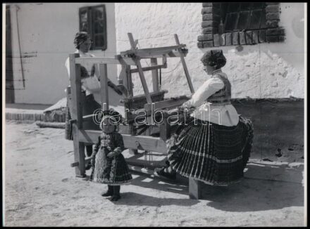 cca 1928 Sióagárdi szövőszék, Kerny István (1879-1963) budapesti fotóművész hagyatékából 1 db modern nagyítás, eredeti üveglemezes negatívról, 17,7x24 cm