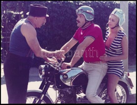 cca 1971 Bujtor István és Alfonzó az ,,Én vagyok Jeromos' című film egyik jelenetében, Bujtor István egy Honda motoron ül, 1 db vintage produkciós filmfotó, 19x24,6 cm