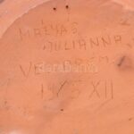 Népművészeti mázas kerámia fali tál, jelzett (Málya Julianna, 1985), d. 27 cm - Image 2