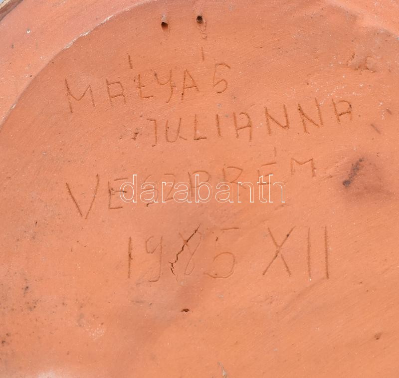 Népművészeti mázas kerámia fali tál, jelzett (Málya Julianna, 1985), d. 27 cm - Image 2
