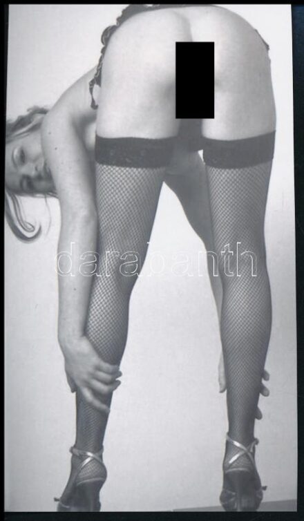 cca 1985 Meddig várjak arra az exponálásra? Szolidan erotikus felvétel, 1 db modern nagyítás, 15x8,5 cm