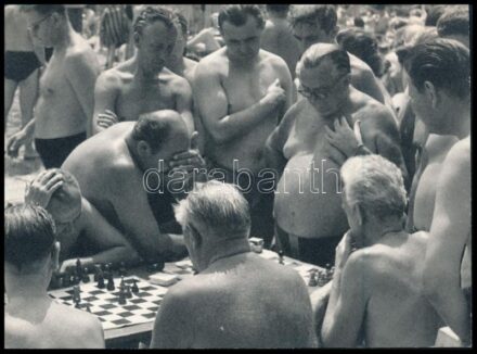 cca 1938 Sakkparti a strandon, számos kibicelővel, Szilárd Gyula budapesti műbútorasztalos hagyatékából 1 db jelzés nélküli, vintage fotó, ezüst zselatinos fotópapíron, 13x18 cm