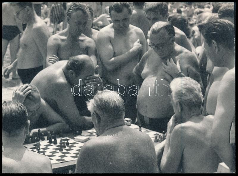 cca 1938 Sakkparti a strandon, számos kibicelővel, Szilárd Gyula budapesti műbútorasztalos hagyatékából 1 db jelzés nélküli, vintage fotó, ezüst zselatinos fotópapíron, 13x18 cm
