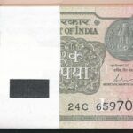 India 2017. 1R (100x) kötegelővel, sorszámkövetők T:I India 2017. 1 Rupee (100x) with wrapper, consecutive serials C:UNC Krause P#117