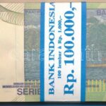 Indonézia 2013. 1000R (100x) eredeti banki kötegelővel, sorszámkövetők T:I-II Indonesia 2013. 1000 Rupiah (100x) with wrapper, consecutive serials C:UNC-XF Krause P#141 - Image 2