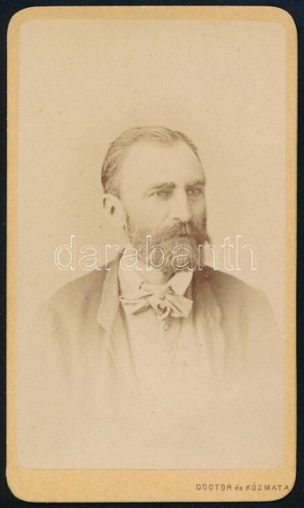 cca 1870 Férfiportré, keményhátú fotó Doctor és Kozmata pesti műterméből, vizitkártya, jó állapotban, 10x6 cm