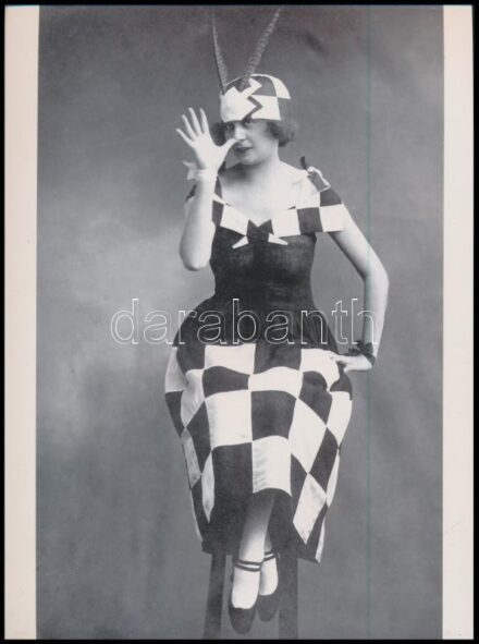 cca 1928 Csúfolódós felvétel Angelo (1894-1974) budapesti fényképész és fotóművész műterméből, 1 db mai nagyítás jelzés nélkül, 24x17,7 cm