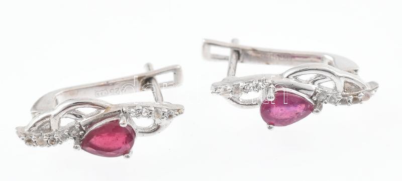 Ezüst (Ag) fülbevaló 0,88ct rubinnal, 0,64 ct fehér topázzal 2,94 g Tanúsítvánnyal
