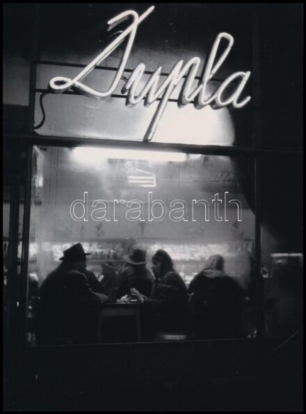 cca 1960 Budapest, a Dupla presszó esti kivilágításban, mai nagyítás, 24x17,7 cm