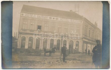 ~1915 Belgrád, Belgrade, Beograd; felakasztott áruló a Fő téren a Balkán szálloda előtt, első világháborús kivégzés / WWI K.u.k. military execution, hung traitor in front of Hotel Balkan on the main square. photo (fl)